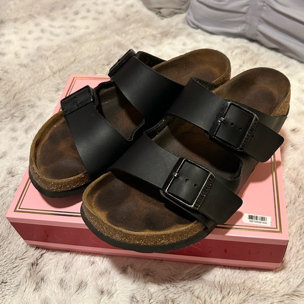 Black 2-Strap Birkenstocks 🖤